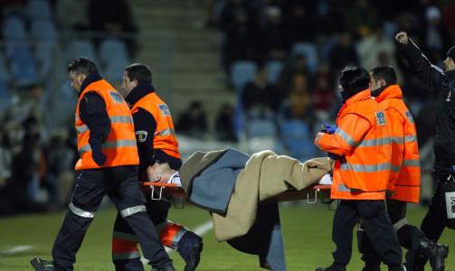 FLERE D�RLIGE NYHETER: Wesley Sneijder m�tte b�res av banen i Real-tapet. Foto: SCANPIX/AP/Daniel Ochoa de Olza