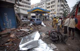 STORE SKADER: Naboer str�mmer til for � betrakte skadene p� Nariman House. Foto: EPA/Scanpix