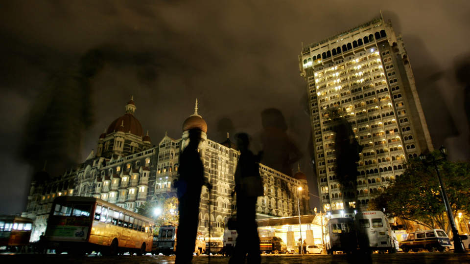 HADDE BLITT VARSLET: Her brenner Taj Mahal-hotellet etter kamper natt til l�rdag norsk tid. Hotelldirekt�ren innr�mmer � ha blitt varslet p� forh�nd. Foto: Altaf Quadri/AP/Scanpix