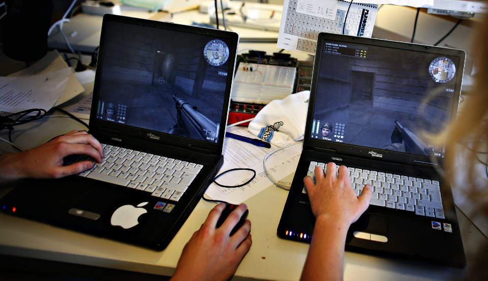 AVHENGIG AV ONLINE-SPILL:: Det er de yngste aldersgruppene som spiller mest p� internett og har den h�yeste andelen avhengige og risikospillere. FOTO: OLE C.H. THOMASSEN/DAGBLADET