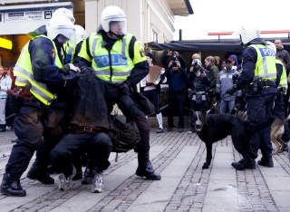 P�GREPET: Minst sju av demonstrantene er enn� i politiets varetekt.