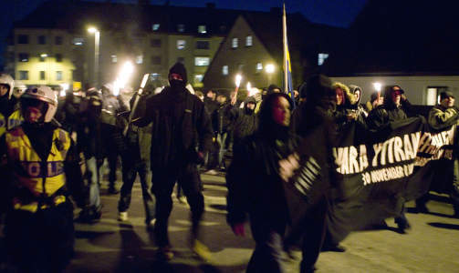MASKERTE: B�de mange av de h�yreekstreme og den harde kjernen av antirasister var maskerte.  Foto: SCANPIX