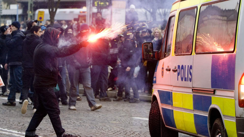SPESIELT FIENDEBILDE: Politiet m�tte liten forst�else for sin tilstedev�relse i Lund i dag.  Foto: SCANPIX
