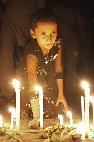 I SORG:  Fatima Ashfaqui Thambe tenner lys sammen for d�dsofrene etter de brutale angrepene ondag. FOTO: Hans Arne Vedlog