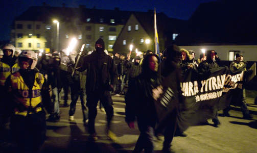 �RLIG  MARSJ:  Den h�yreekstreme grupperingen markerer �rlig d�dsdagen til Karl XII.  Foto: Drago Prvulovic / SCANPIX