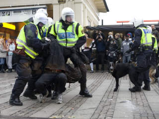 MASSEARRESTASJONER: 144 personer ble p�grepet og siktet for vold mot offentlig tjenestemann, skadeverk og �forberedelse av grov legemsbeskadigelse� i g�r. 
 Foto: Drago Prvulovic /Scanpix