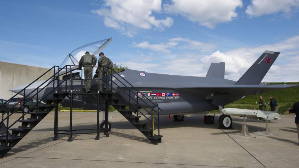 -VANSKELIG � PRISE:  En jagerpilot fra 331-skvadronen studerer fullskalamodellen av det amerikanske jagerflyet Joint Strike Fighter p� Bod� lufthavn.  Fasiten p� hvor dyrt flyet blir kommer ikke f�r i 2015, innr�mmer amerikansk statssektret�r. Foto: Bj�rn Erik Rygg Lunde / SCANPIX