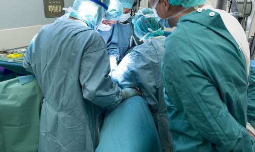 KOMPLISERT INNGREP: Til en organtransplantasjon trengs kanskje s� mange som 50 ansatte samt m�nedsvis med tester p� forh�nd av organdonor. 
Foto: Gorm Kallestad/SCANPIX