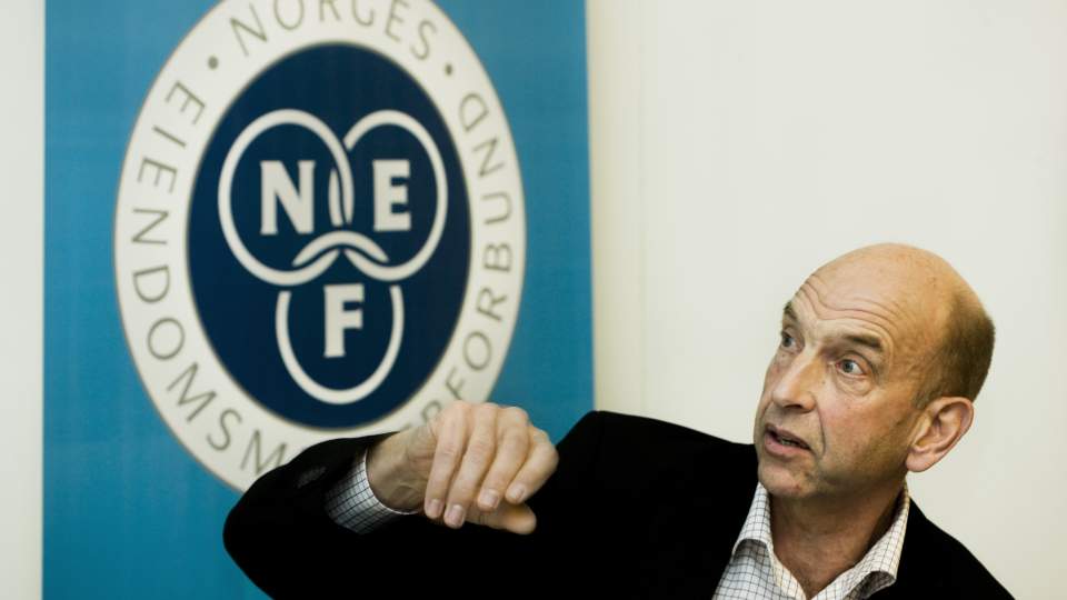 LEGGER FRAM TALLENE: Direkt�r Finn Tveter i Norges Eiendomsmeglerforbund (NEF) vil legge fram boligprisstatistikken for november under en pressekonferanse klokka 11.00 i dag. Dette bildet ble tatt da han presenterte boligprisutviklingen i oktober.
Foto: Berit Roald / SCANPIX