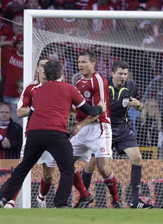 REDNINGSMANN: Michael Gravgaard stoppet ogs� en inntrenger, men uten � bli sendt av banen. Foto: SCANPIX / AFP PHOTO / SVEN NACKSTRAND