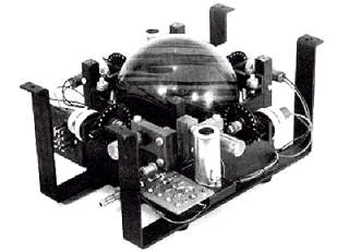 TIDLIG FORS�K: Allerede i 1952 utviklet den kanadiske marinen en styrekule for datasystemer. Kula var en bowlingkule fra kanadisk five pin bowling, 12 centimeter i diameter.