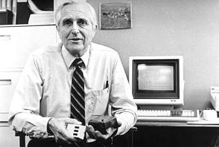 MUSAS FAR: Doug Engelbart ledet teamet ved Stanford Research Institute som kom fram til at musa var den beste m�ten � styre en datamaskin p�.
