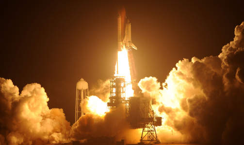 UT I ROMMET: Den 15. november lettet romfergen �Endeavour� fra Kennedy Space Center i Florida. Om bord var blant annet to hjulspinnere. Foto:Stan HONDA/SFP PHOTO/SCANPIX