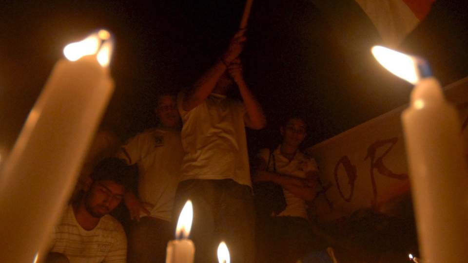 VISER SIN RESPEKT: Indere tenner lys og s�rger for de d�de etter terrorangrepene i Mumbai. De avd�de terroristene f�r ikke samme oppmerksomhet. Foto: EPA/Scanpix