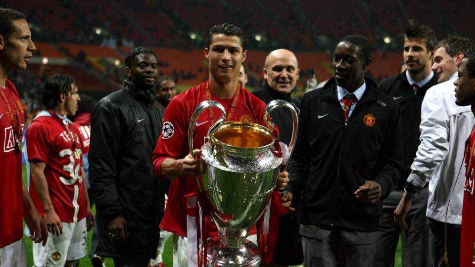 BORTSKJEMT MED TROFEER: Cristiano Ronaldos vinnermedalje fra Champions League-finalen i mai f�r n� selskap av Ballon d�Or i et allerede velfylt premieskap hjemme hos Manchester Uniteds portugisiske vingstjerne.Foto: EPA/SERGEI ILNIYSKY/SCANPIX