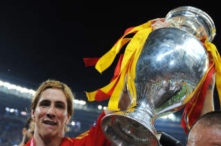 EM-KONGE: Fernando Torres var sterkt medvirkende til at Spania kunne hente hjem landets f�rste internasjonale tittel siden 1964 under sommerens EM-sluttspill. En str�lende debutsesong i Liverpool gjorde ogs� sitt til at �El Nino� kom h�yt opp i k�ringen av �rets spiller i Europa. Til slutt endte spanjolen p� en tredjeplass bak Ronaldo og Messi. Foto: AFP PHOTO / ALBERTO PIZZOLI/SCANPIX