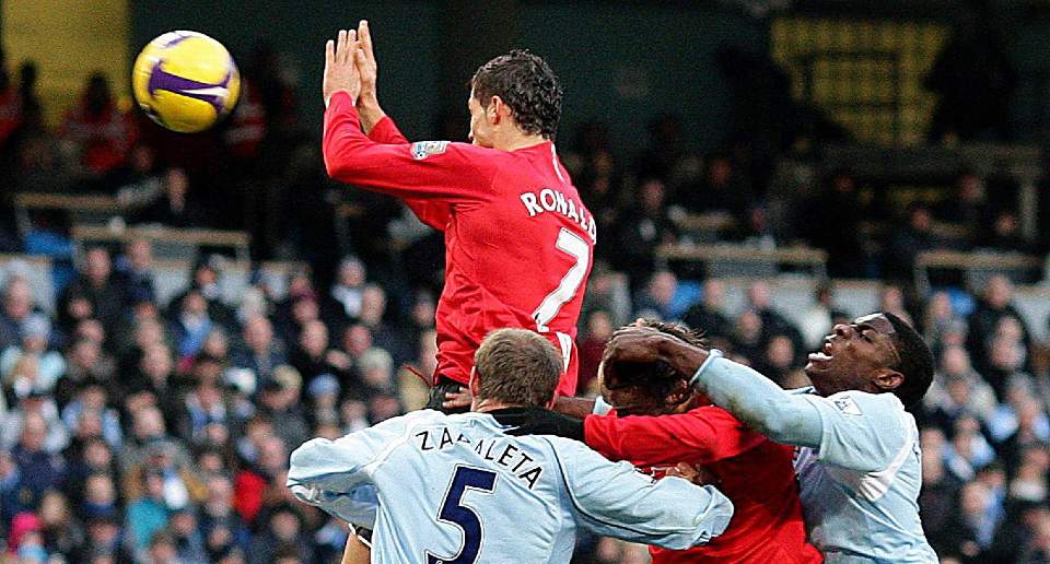 RICHARS ROPTE: Og Ronaldo h�rte en fl�yte. S� da tok han ballen med hendene. Richards til h�yre i bildet. Foto: SCANPIX/AP/Martin Rickett