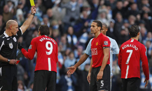 VILLE IKKE H�RE: Dommer Howard Webb var ikke i tvil og sendte Ronaldo i dusjen. Foto: SCANPIX/AP/Jon Super