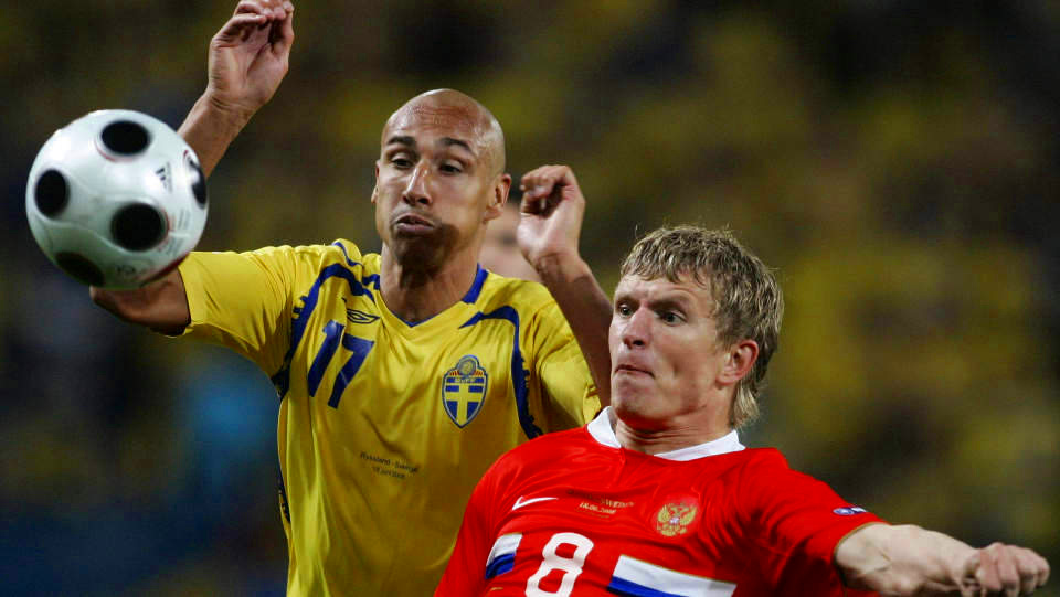 TILBAKE TIL ENGLAND? Henrik Larsson - her i EM-kamp mot Russlands Denis Kolodin - skal v�re �nsket som l�sning p� Evertons akutte spissproblemer. Foto: Miguel Vidal, Reuters/Scanpix
