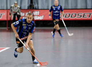 LEGG IGJEN K�LLA: Henrik Larsson i sin innebandy-debut for Helsingborg. Denne karrieren m� nok utsettes om han skal til Everton.
Foto: Bj�rn Lindgren/Scanpix