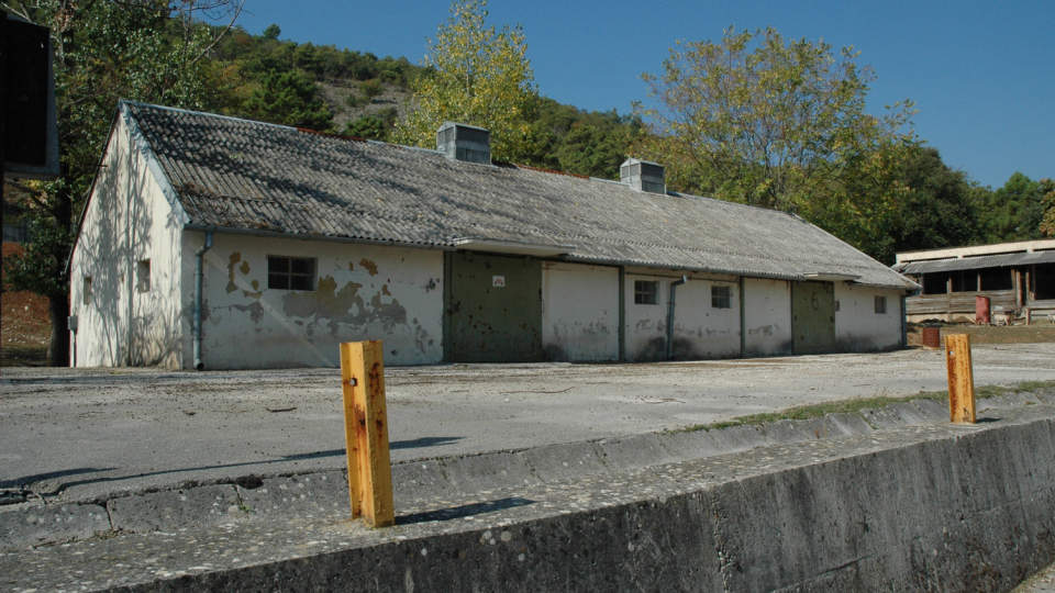 KONSENTRASJONSLEIR: I den beryktede fangeleiren Dretelj i Bosnia skal tiltalte tiltalte ha internert 17 serbiske fanger. Flere av fangene ble torturert og mishandlet p� det groveste. Foto: Kripos/Scanpix