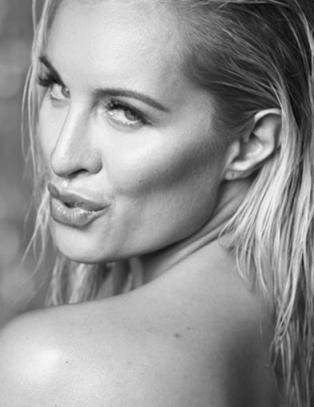 Carina Dahl stiller kliss naken i ny musikkvideo - får kritikk av eksperter
