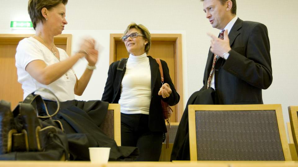 ANKER TROLIG: Repaks forsvarer Brynjulf Risens (t.h.) mener hans klient fikk for streng straff. Her i retten sammen med bistandsadvokat Eva Frivold (t.v.) og advokat Heidi Bache-Wiig. Foto: H�kon Mosvold Larsen / SCANPIX