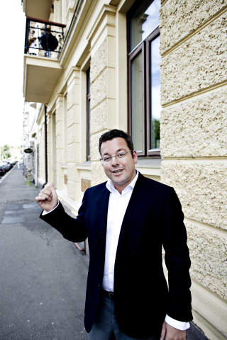 SAKS�KT: B�de kj�perne og utbyggerne hevder at kjendismeglerne Petter Andreas Poppe (bilde) og Nils Nordvik har n�rmest f�rt dem bak lyset, med lovnader om raske, og tiln�rmet risikofrie gevinster. Begge meglerne avviser disse p�standene p� det sterkeste. Partene m�tes i retten denne uka. Foto: SVEINUNG UDDU YSTAD