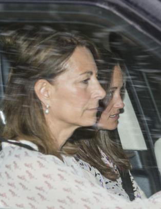 Her er Pippa på vei for å se niesen for første gang