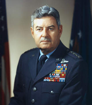 GENERAL CURTIS LAMAY: Ble kjent for sitt steinalder-sitat under Vietnamkrigen. Senere hevdet han at han aldri hadde sagt at amerikanerne skulle bombe nordvitenameserne tilbake til steinalderen, men at de hadde kapasitet til det. Foto: WIKIMEDIA