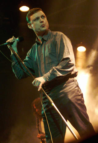 FORBUDTE F�LELSER: Raga Rockers med Michael Krohn i spissen, synger Gj�r ovnene klare - skru krana p� fullt - vi skal bombes - tilbake til steinalderen p� sangen Slakt fra 1988. Foto: SCANPIX