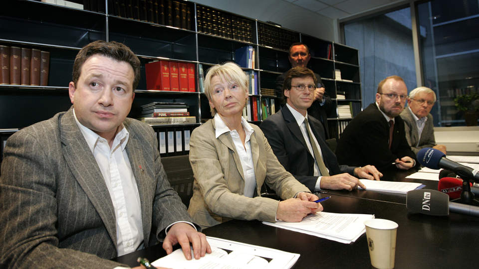 SAKS�KES DnB NOR varsler n� s�skm�l mot sju av Terra-kommunene. Her fra venstre ordf�rer i Hemnes Kjell Idar Juvik, ordf�rer i Narvik Karen Margrethe Kuvaas, advokat Jens I. Kobro, ordf�rer i Rana Geir Waage og ordf�rer i Hattfjelldal Asgeir Alm�s Foto: Knut Falch / SCANPIX