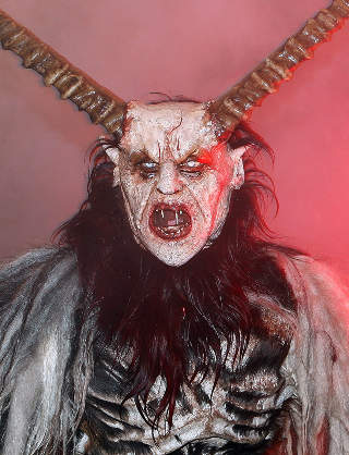 KRAMPUS: Han kommer med Sankt Nikolas, og skal skremme barn som har v�rt slemme. Foto: AP/Kerstin Joensson/SCANPIX