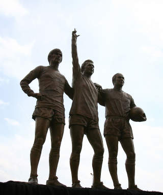 TAR OPP ARVEN: Cristiano Ronaldo f�lger i fotsporene til sekstitallsheltene George Best, Denis Law og Bobby Charlton som den fjerde Manchester United-spilleren som vinner Ballon d�Or. Portugiseren havner likevel neppe p� sokkel utenfor Old Trafford med det f�rste i selskap med �The Holy Trinity�.Foto: AFP PHOTO/PAUL ELLIS/SCANPIX