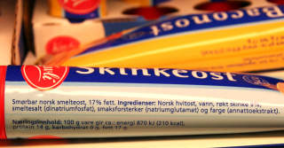 DINATRIUMFOSFAT: Både smeltesalter, smaksforsterker og kunstig farge i denne tubeosten. DINATRIUMFOSFAT: Både smeltesalter, smaksforsterker og kunstig farge i denne tubeosten.