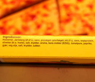 PIZZAKJØTT: Kjøttet på Grandiosaen inneholder bare 40 prosent kjøtt. Resten er vann, soyaprotein, stivelse og salt. PIZZAKJØTT: Kjøttet på Grandiosaen inneholder bare 40 prosent kjøtt. Resten er vann, soyaprotein, stivelse og salt.