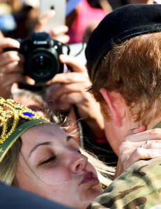 Victoria (21) stjal kyss fra prins Harry