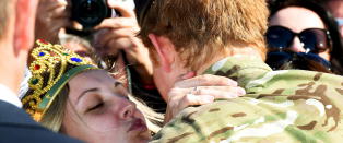 Victoria (21) stjal kyss fra prins Harry