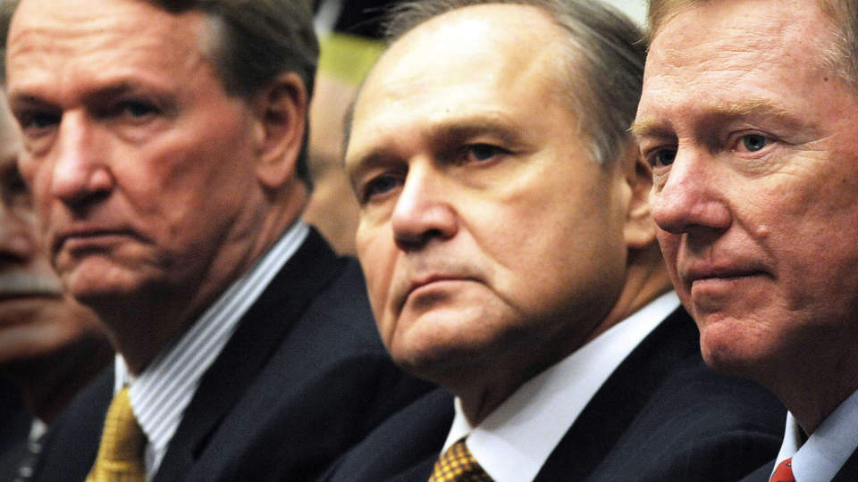 General Motors-sjef Richard Wagoner, Chrysler-sjef Robert Nardelli og Ford-sjef Alan Mulally venter p� � forklare seg i en senatsh�ring. Detroits tre store frykter de vil g� konkurs dersom de ikke f�r hjelp av Kongressen. Foto: AFP PHOTO/TIM SLOAN/SCANPIX
