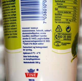 HVOR ER VANILJEN? Ingrendienslista p� Tines vaniljeyoghurt oppgir bare �aroma (vanillin)� som smaksstoff. Ekte vanilje, som er avbildet p� pakningen, inng�r ikke.