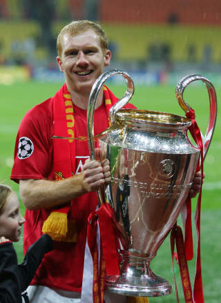 ETTERLENGTET: For ti �r siden satt Paul Scholes p� tribunen i dress (utestengt), da United vant Champions League. I fjor fikk han v�re med. Foto: AFP