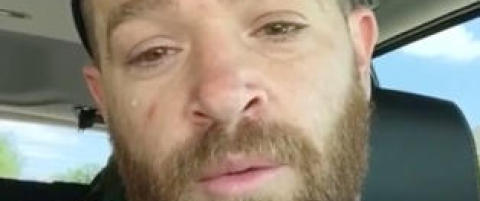 David (29) så en motorsyklist krasje uten hjelm - budskapet hans har rørt hundretusner