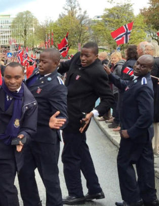 Dansende kenyanere stjal showet under barnetoget