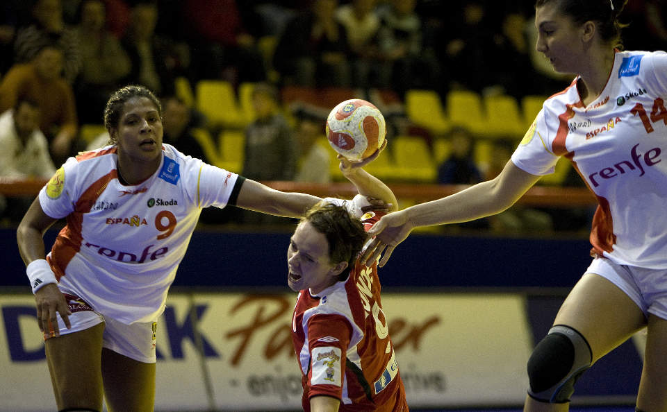 EN SPANSK EN: Kristine Lunde og de norske jentene ble stoppet av Spania i Biljanini Izvori hallen i Ohrid i g�r, og fikk en overraskende svak start p� EM-slutspillet.
Foto:  Gorm Kallestad  / SCANPIX .