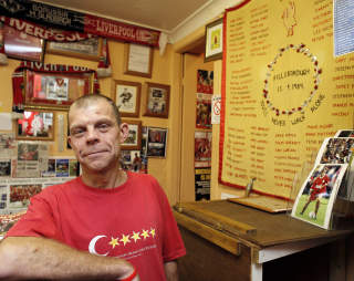 KJEMPER: Kenny Derbyshire, leder av Hillsborough Justice Campaign og overlevende etter Hillsborough, b�rer fortsatt med seg de grufulle minnene fra tribunen. I et lokale ved Anfield Road kan overlevende m�tes. Her selger de effekter for � finansiere kampen for �rettferdighet for de 96 som d�de�.