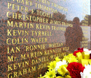 MINNET: Ved Shankly Gates ved inngangen til Anfield, Liverpools bane, st�r minnesmerket over de d�de p� Hillsborough. Kevin Williams navn, nest nederst.
