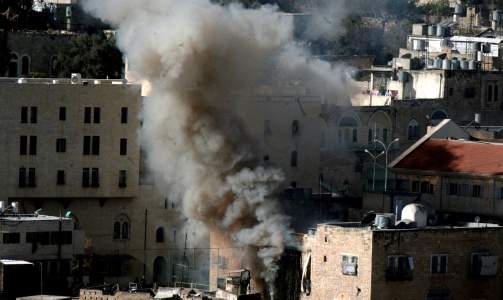 SPENT BY: R�yk stiger opp fra et palestinsk omr�de i Hebron etter at j�diske settlere skal ha satt i gang en brann i dag, melder EPA. Foto: Scanpix