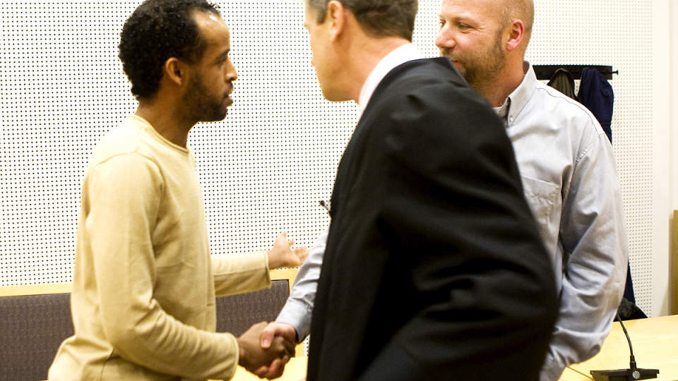 M�TTES I RETTEN: Ali Farah og Erik Schjenken tok seg en prat i retten i dag, f�r dommen falt. Foto: Heiko Junge/Scanpix