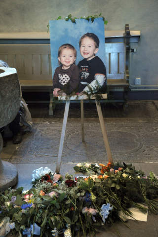 D�DE P� SYKEHUSET: Mange ville minnes Saga (1) og Max (3) i etterkant av de brutale drapene. FOTO: Fredrik Sandberg/SCANPIX