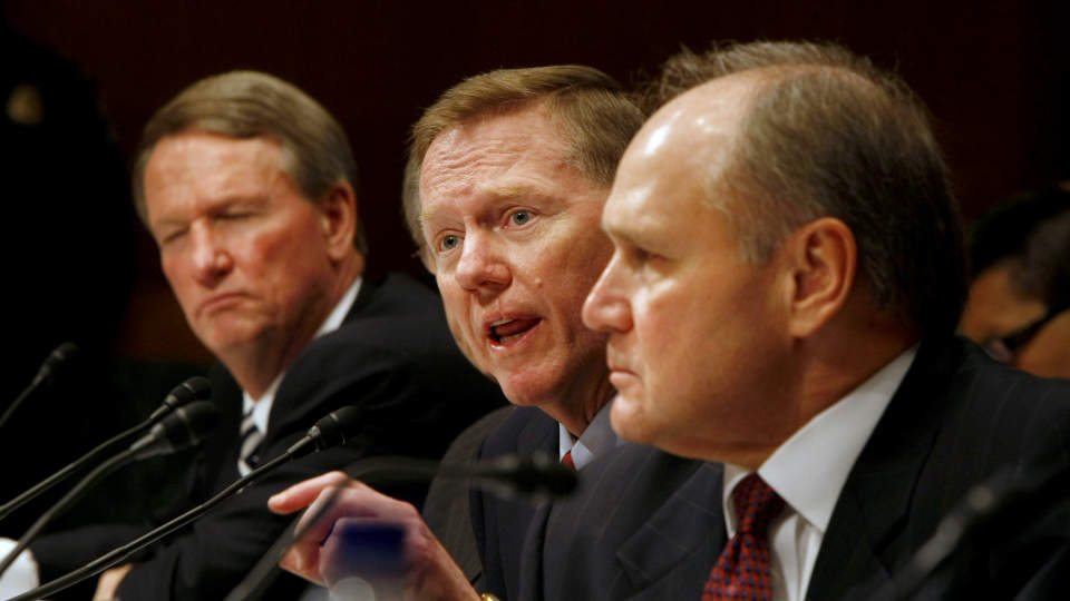 Ford-sjef Alan Mulally, flankert av General Motors-sjef Richard Wagoner og Chrysler-sjef Robert Nardelli, vitnet i en h�ring om en mulig �konomisk redningspakke for bilgigantene. Foto: AP/SCANPIX
